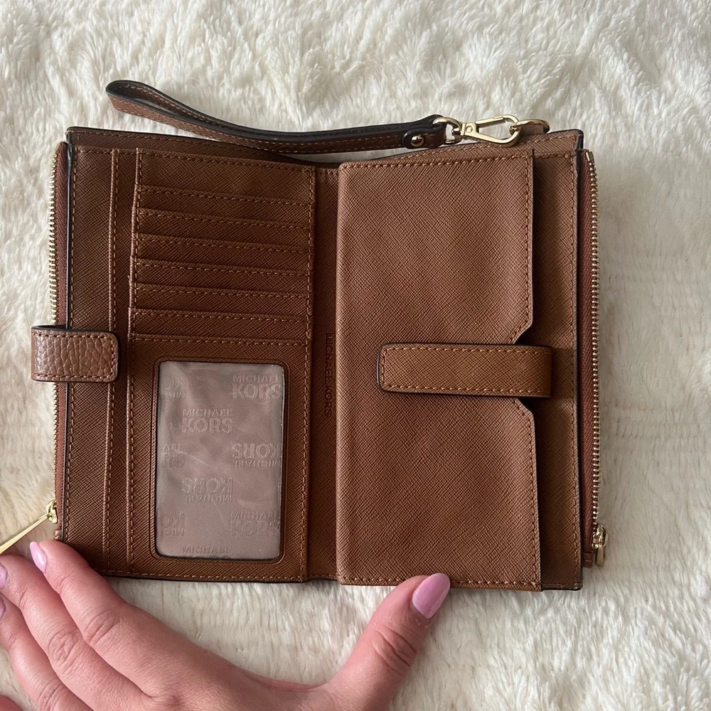 Michael Kors wristlet - Picture 5 of 10